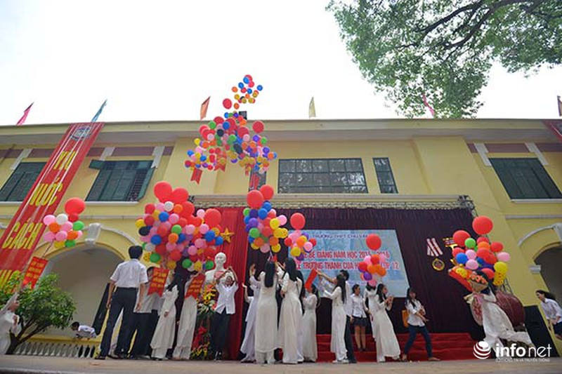 Xúc động trong giờ phút chia tay của học sinh Chu Văn An - ảnh 11