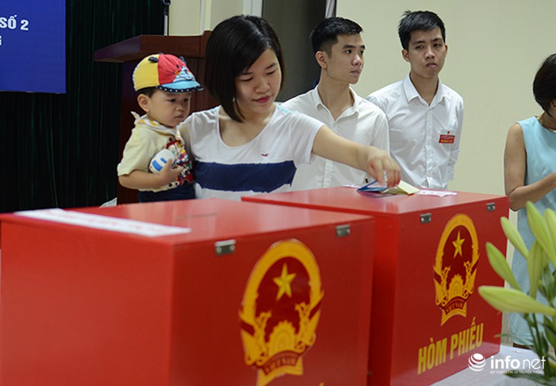 Nhiều em nhỏ theo bố mẹ đi tham gia