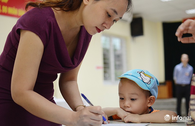 Nhiều em nhỏ theo bố mẹ đi tham gia