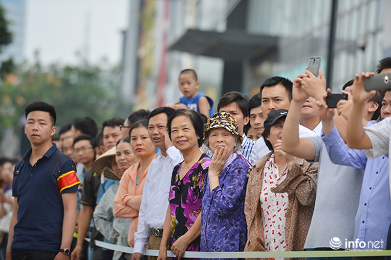 Người dân Hà Nội đứng dọc hai bên đường chào đón Tổng thống Obama - ảnh 4