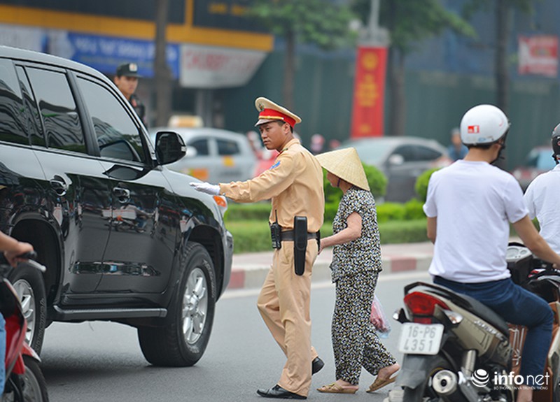 Người dân Hà Nội đứng dọc hai bên đường chào đón Tổng thống Obama - ảnh 5