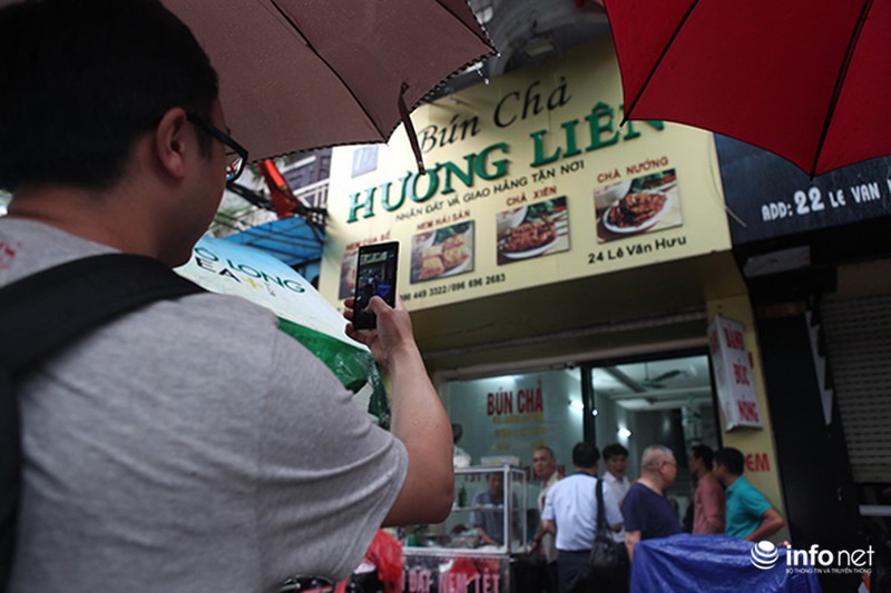 Đội mưa tới ăn