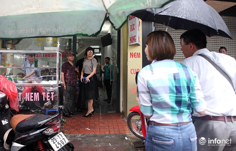 Đội mưa tới ăn