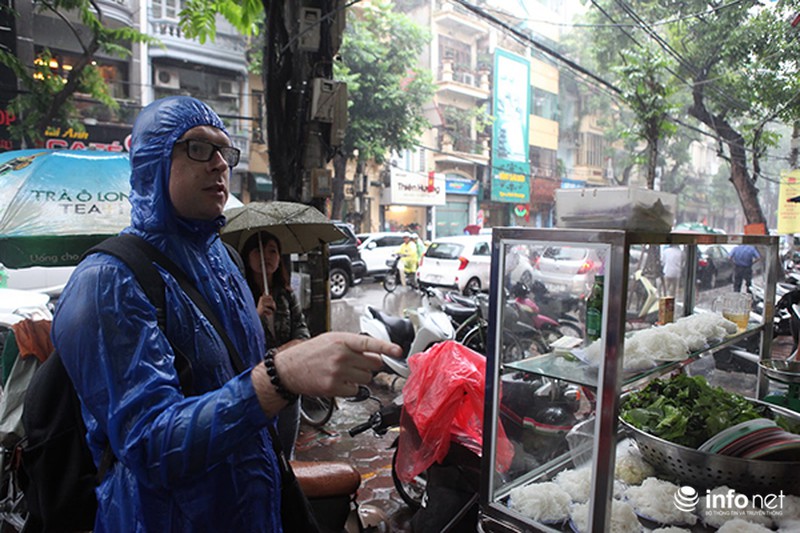 Đội mưa tới ăn