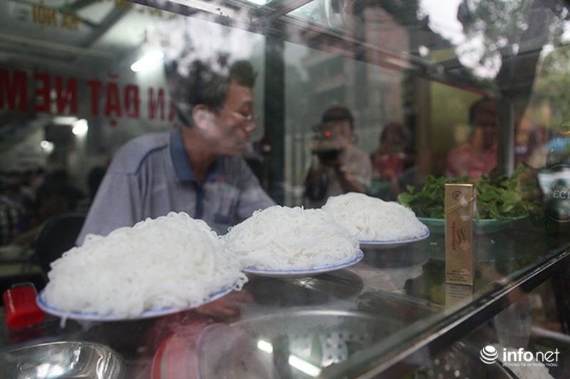 Đội mưa tới ăn