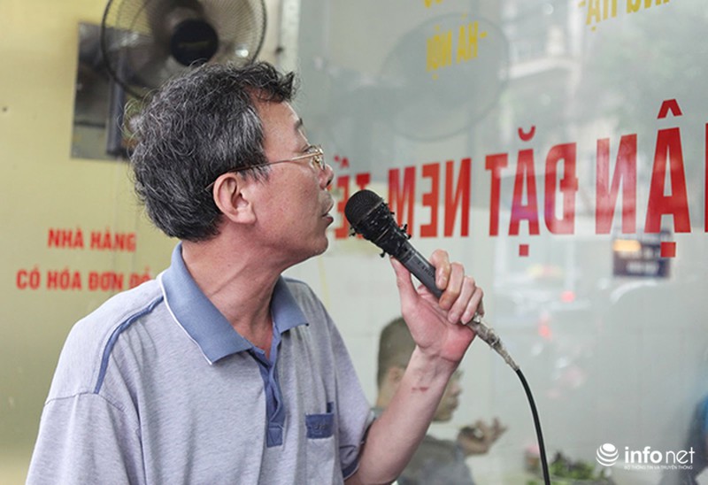 Đội mưa tới ăn