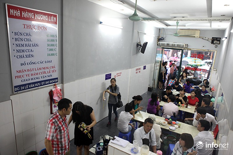 Đội mưa tới ăn