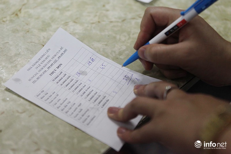 Đội mưa tới ăn