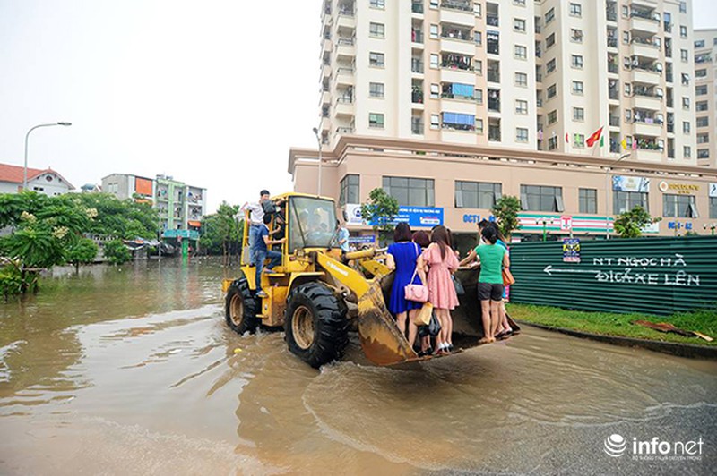 Giữa Hà Nội: Máy xúc đưa người dân qua chỗ ngập nước - ảnh 2