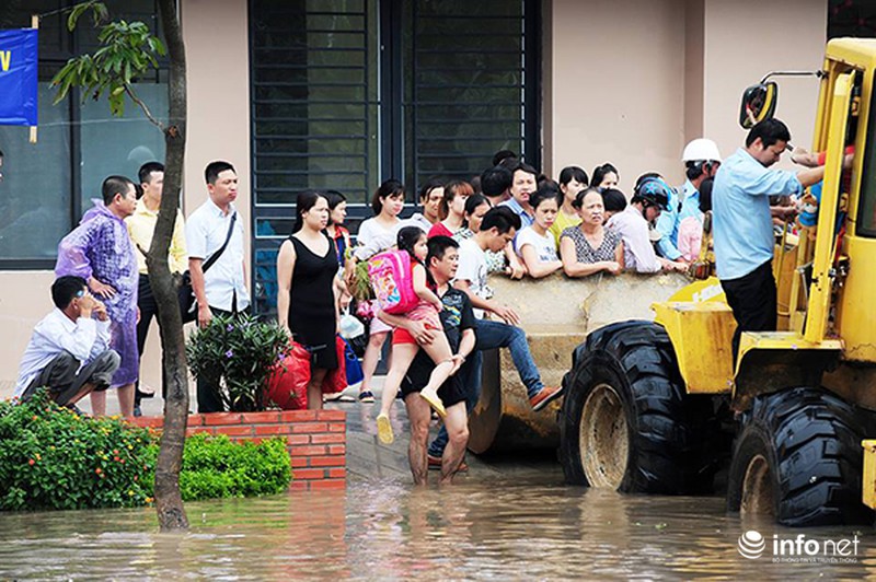 Giữa Hà Nội: Máy xúc đưa người dân qua chỗ ngập nước - ảnh 4