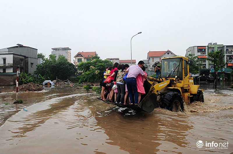 Giữa Hà Nội: Máy xúc đưa người dân qua chỗ ngập nước - ảnh 5