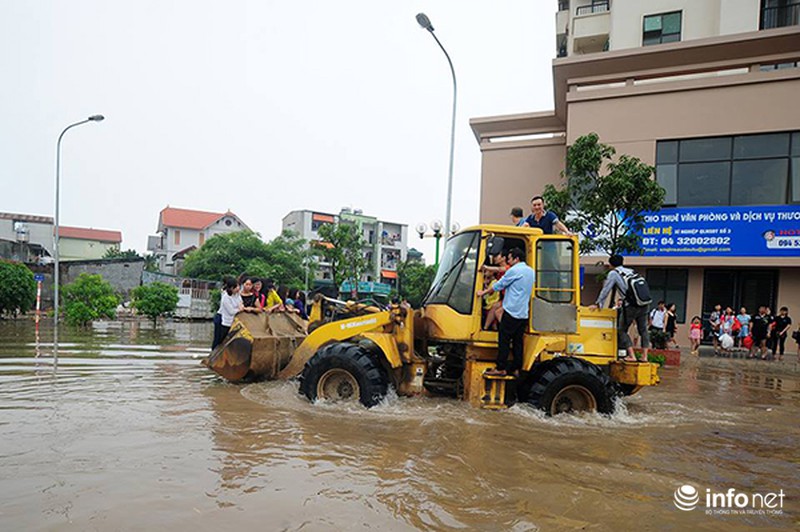 Giữa Hà Nội: Máy xúc đưa người dân qua chỗ ngập nước - ảnh 6
