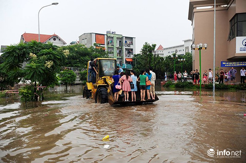 Giữa Hà Nội: Máy xúc đưa người dân qua chỗ ngập nước - ảnh 7