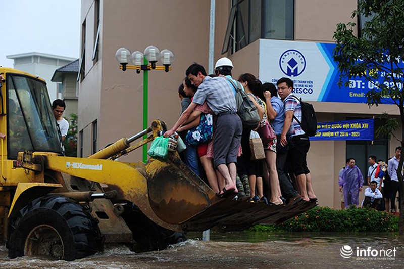 Giữa Hà Nội: Máy xúc đưa người dân qua chỗ ngập nước - ảnh 8