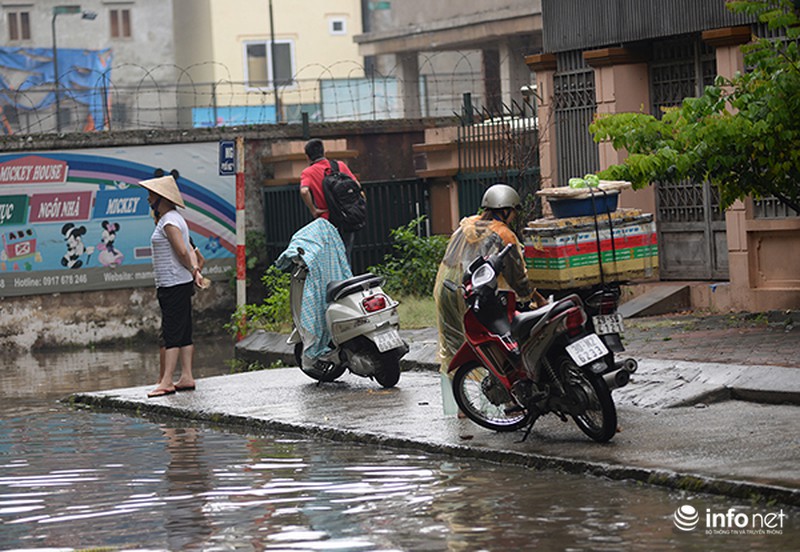 Mưa lớn trong đêm, nhiều khu vực của Hà Nội ngập trong biển nước - ảnh 2