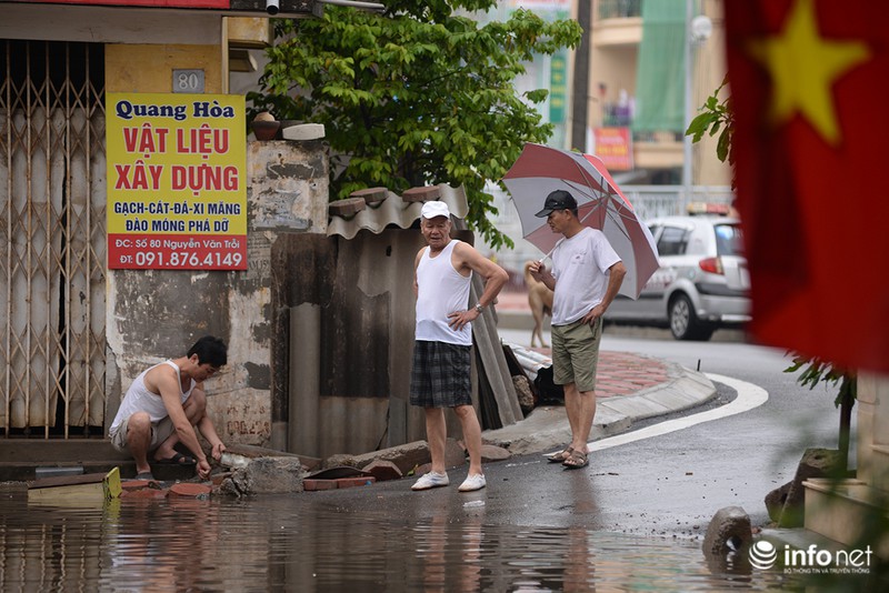 Mưa lớn trong đêm, nhiều khu vực của Hà Nội ngập trong biển nước - ảnh 4