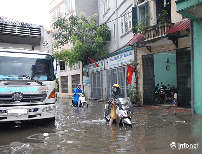 Mưa lớn trong đêm, nhiều khu vực của Hà Nội ngập trong biển nước - ảnh 6