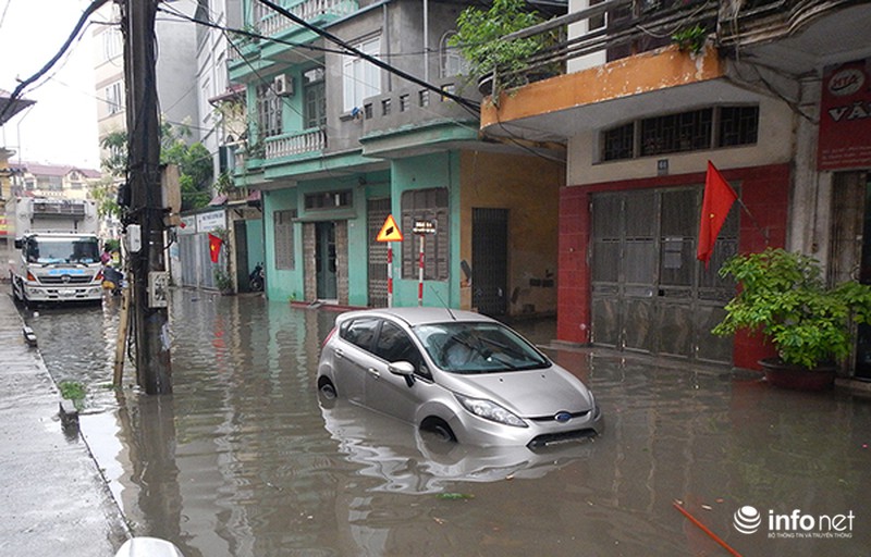 Mưa lớn trong đêm, nhiều khu vực của Hà Nội ngập trong biển nước - ảnh 7