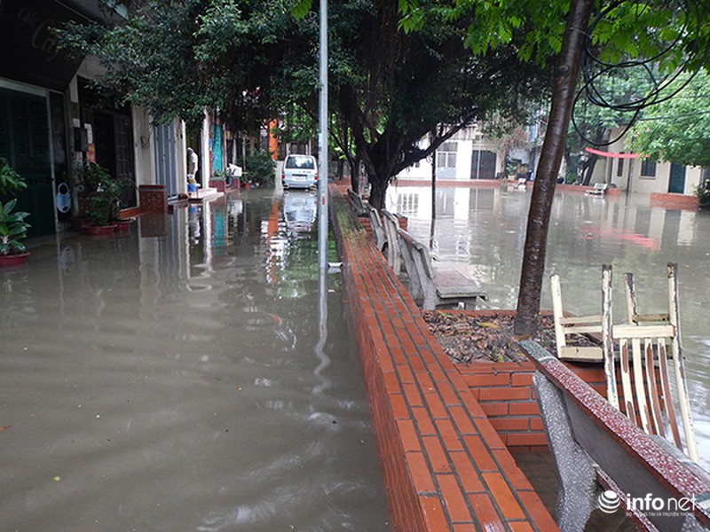 Mưa lớn trong đêm, nhiều khu vực của Hà Nội ngập trong biển nước - ảnh 9