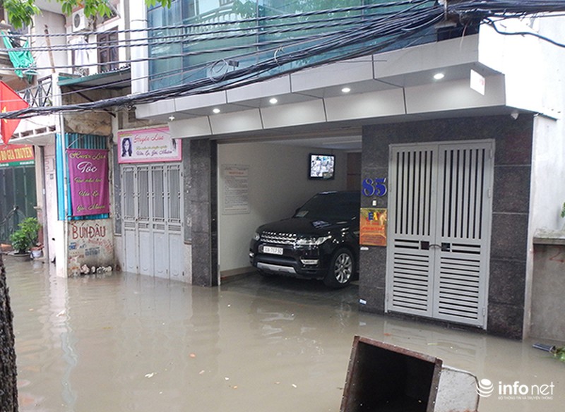 Mưa lớn trong đêm, nhiều khu vực của Hà Nội ngập trong biển nước - ảnh 10