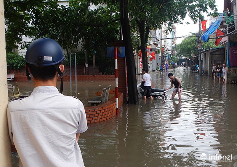 Mưa lớn trong đêm, nhiều khu vực của Hà Nội ngập trong biển nước - ảnh 12