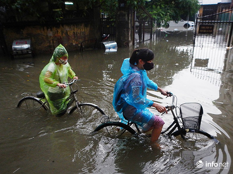 Mưa lớn trong đêm, nhiều khu vực của Hà Nội ngập trong biển nước - ảnh 13