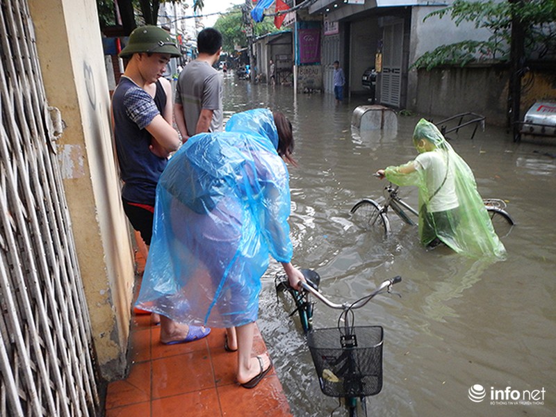 Mưa lớn trong đêm, nhiều khu vực của Hà Nội ngập trong biển nước - ảnh 14