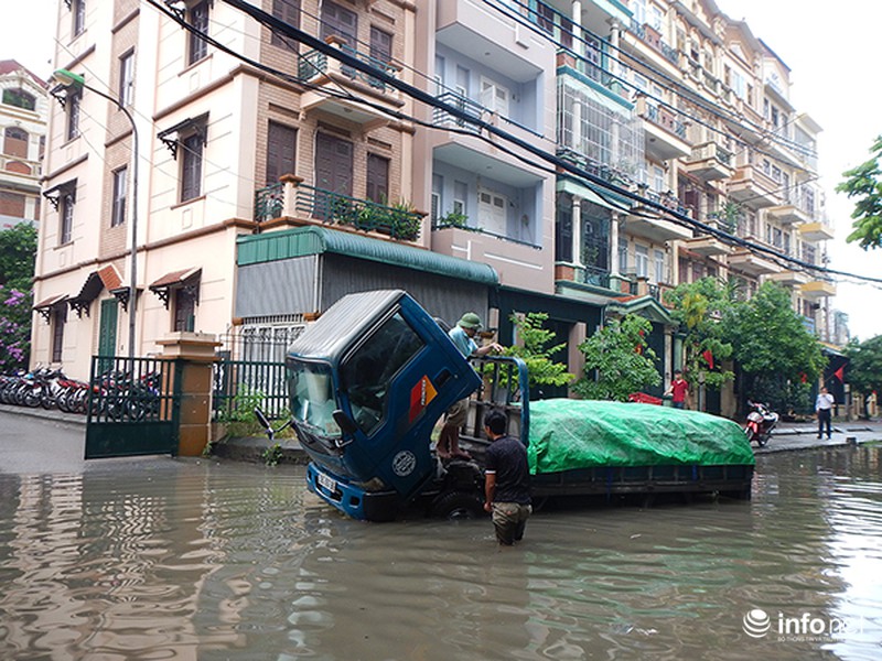 Mưa lớn trong đêm, nhiều khu vực của Hà Nội ngập trong biển nước - ảnh 16