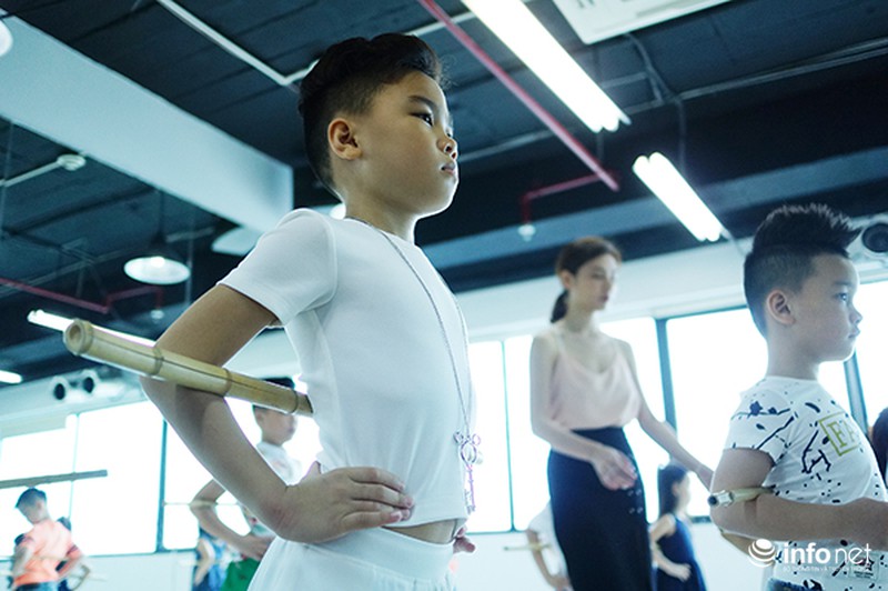 Bên trong các lớp đào tạo người mẫu nhí - ảnh 6