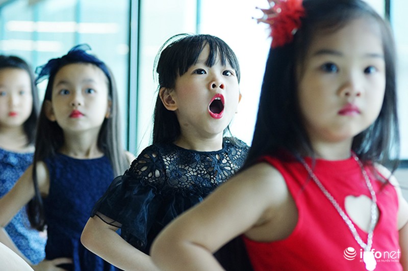 Bên trong các lớp đào tạo người mẫu nhí - ảnh 3