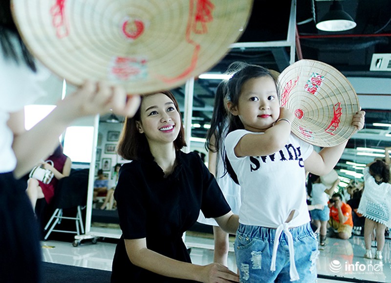 Bên trong các lớp đào tạo người mẫu nhí - ảnh 9