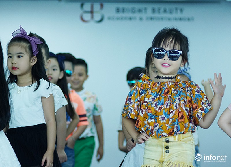 Bên trong các lớp đào tạo người mẫu nhí - ảnh 8