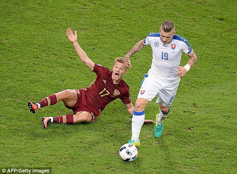 Kết quả Euro 2016 đêm 15, sáng 16/6: Gà trống gáy vào phút cuối, Gấu Nga gục ngã - ảnh 1