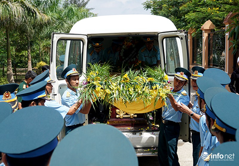 Xúc động giây phút tiễn biệt Đại tá phi công Trần Quang Khải - ảnh 2