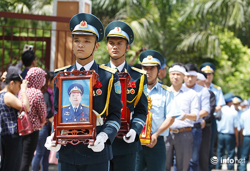 Xúc động giây phút tiễn biệt Đại tá phi công Trần Quang Khải - ảnh 9