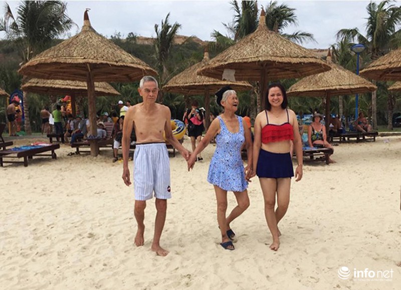 Con gái vợ chồng già nắm tay nhau trên biển: Bố mẹ tôi yêu thương nhau trọn đời! - ảnh 1