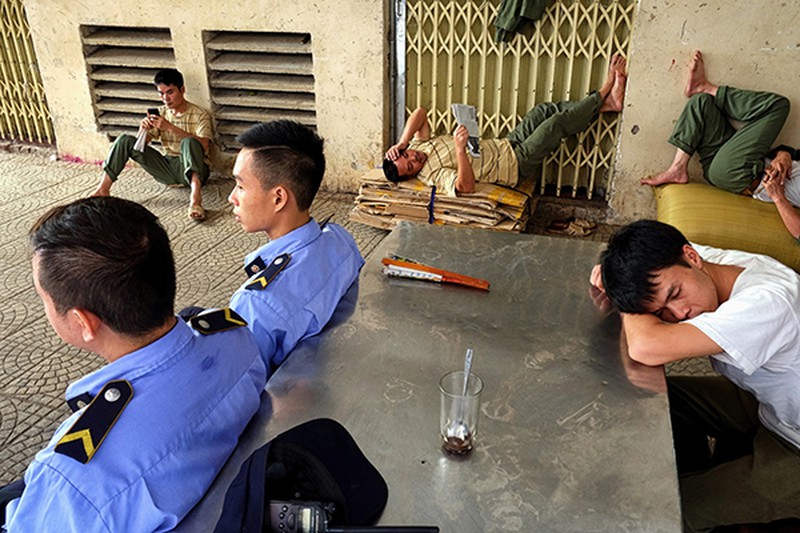 Những khoảnh khắc đời thường trong cuộc sống người Việt - ảnh 12