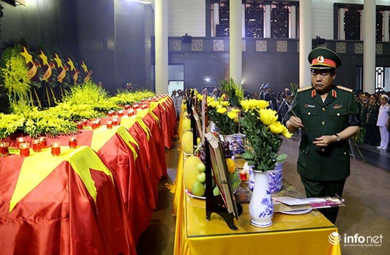 Lãnh đạo Đảng, Nhà nước viếng 9 liệt sĩ trên chuyến bay CASA 212 - ảnh 9