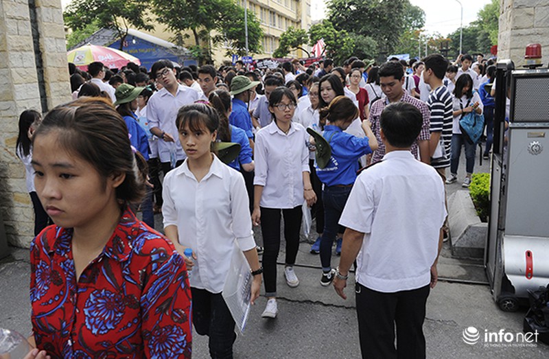 Vẻ đẹp sinh viên tình nguyện hỗ trợ thí sinh tại các điểm thi - ảnh 1