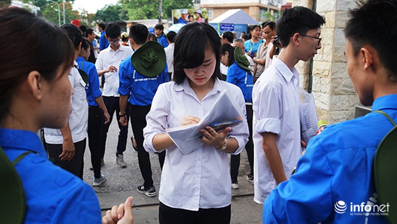 Vẻ đẹp sinh viên tình nguyện hỗ trợ thí sinh tại các điểm thi - ảnh 2