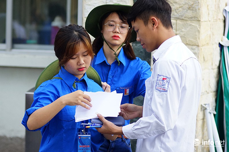 Vẻ đẹp sinh viên tình nguyện hỗ trợ thí sinh tại các điểm thi - ảnh 3
