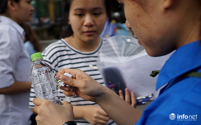 Vẻ đẹp sinh viên tình nguyện hỗ trợ thí sinh tại các điểm thi - ảnh 4