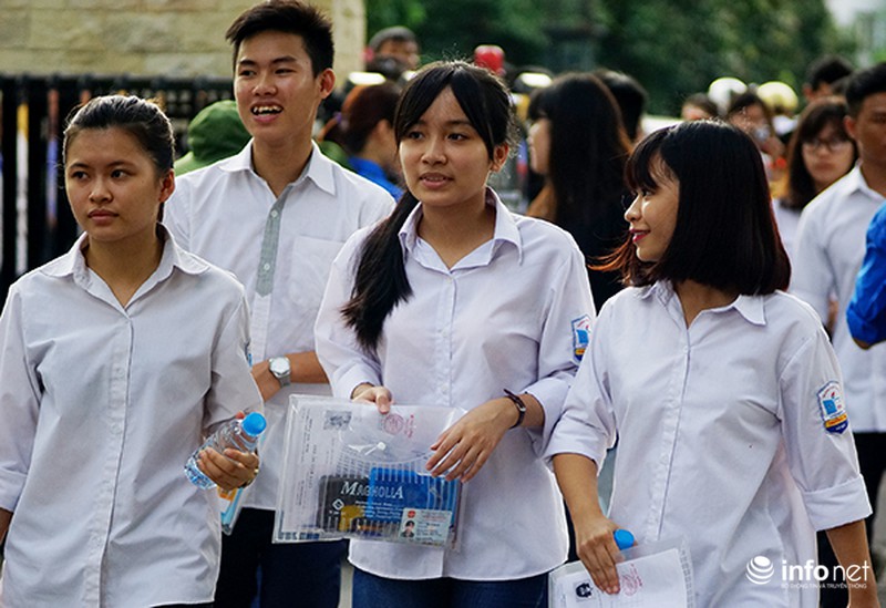 Vẻ đẹp sinh viên tình nguyện hỗ trợ thí sinh tại các điểm thi - ảnh 5