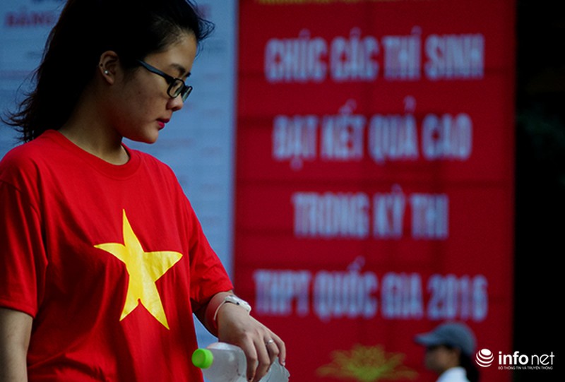 Vẻ đẹp sinh viên tình nguyện hỗ trợ thí sinh tại các điểm thi - ảnh 6