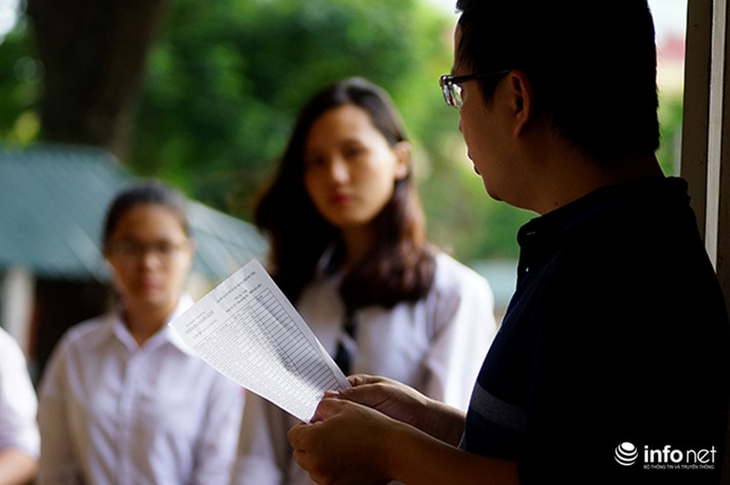 Vẻ đẹp sinh viên tình nguyện hỗ trợ thí sinh tại các điểm thi - ảnh 7