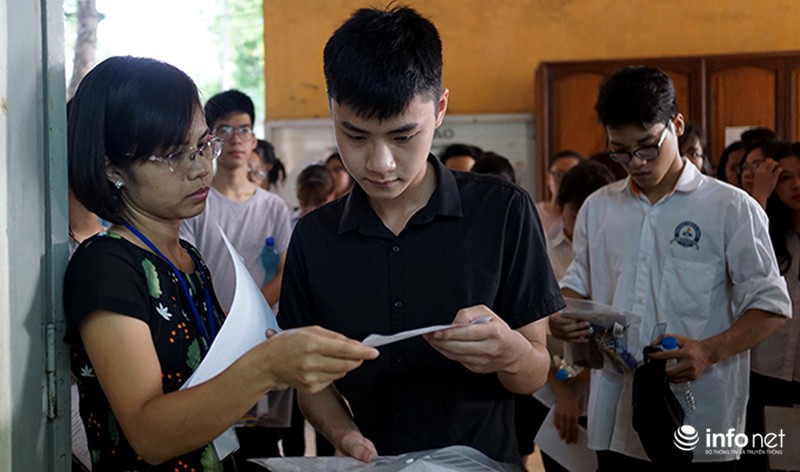 Vẻ đẹp sinh viên tình nguyện hỗ trợ thí sinh tại các điểm thi - ảnh 8