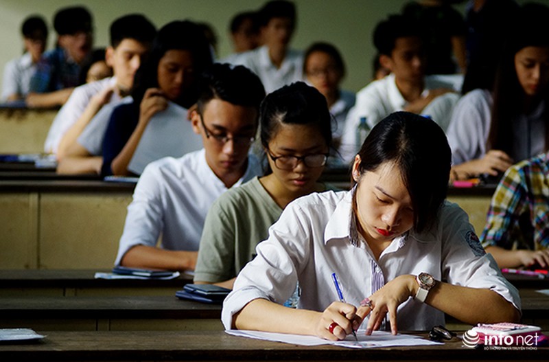 Vẻ đẹp sinh viên tình nguyện hỗ trợ thí sinh tại các điểm thi - ảnh 9