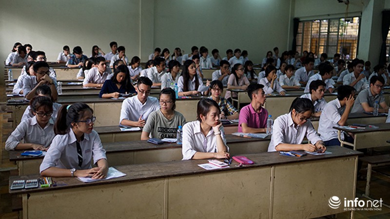 Vẻ đẹp sinh viên tình nguyện hỗ trợ thí sinh tại các điểm thi - ảnh 10