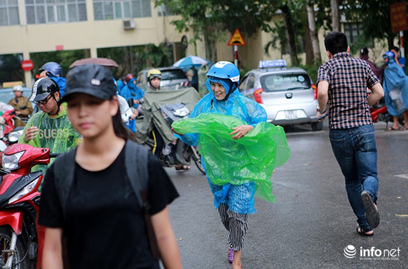 Phụ huynh đội mưa đứng chờ con ngoài phòng thi - ảnh 1