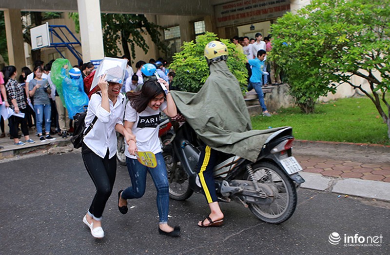 Phụ huynh đội mưa đứng chờ con ngoài phòng thi - ảnh 2